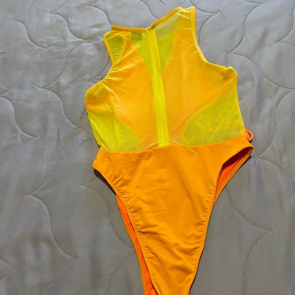 One piece swimsuit - Picture 2 of 2